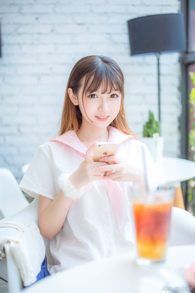 我可以假装不知道一直微笑扮演你的配角。